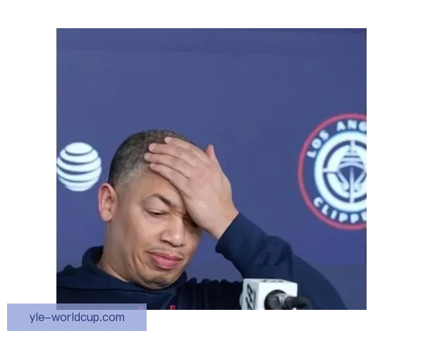 卢指导称湖人强骗犯规小卡伤困